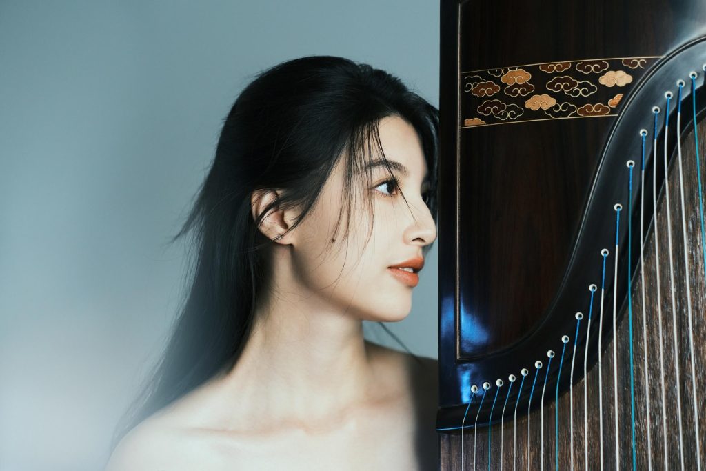 Léane joueuse de cithare